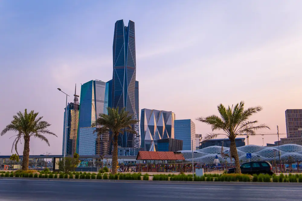 أفق مدينة الرياض وأبراجها وقت الغروب